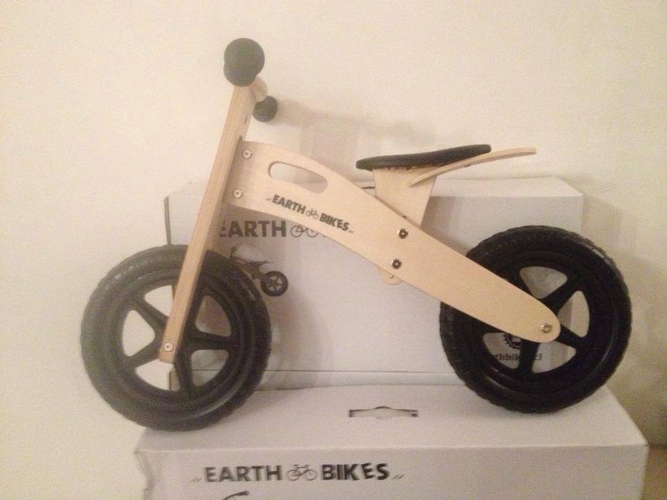 Bicicleta de madera sin pedales